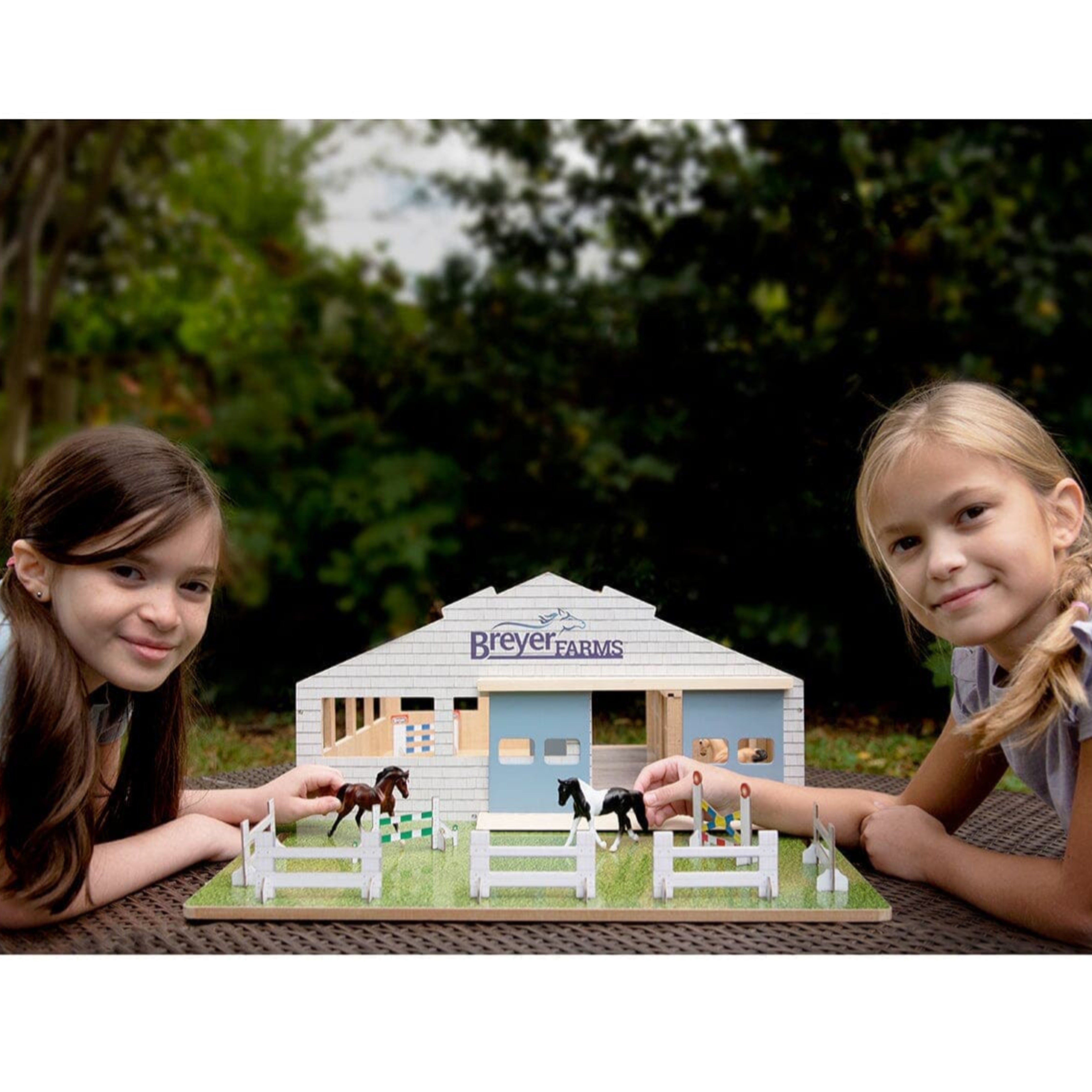 Breyer Deluxe Arena Stablemates Stable