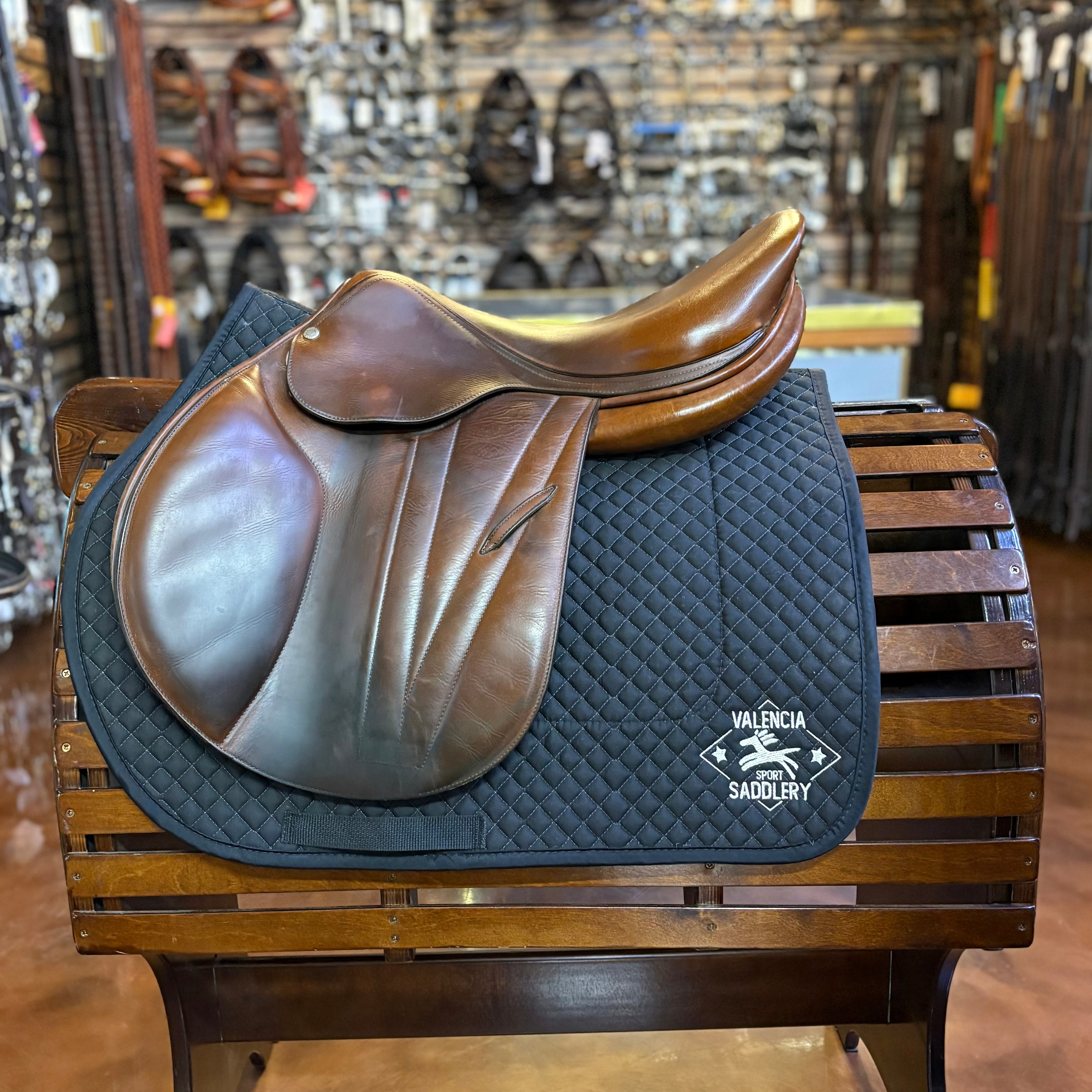 Butet Premium Saddle M17", 2.25 flaps with traditional Wool flocking